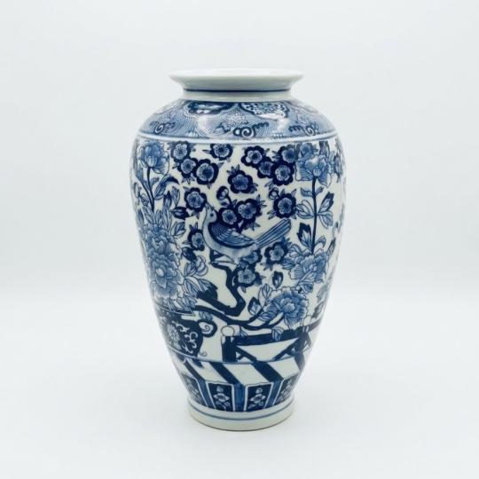 modra biela porcelanova vaza hamptons coastal elegantna klasicka obcianska kvetina vinicny vzor vtacik chinoiserie dekoracia.jpg